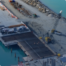 Vista aérea de construcción de un puerto