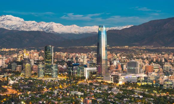 Foto aérea de la ciudad de Santiago con la cordillera de fondo y el edificio Costanera Center como icono
